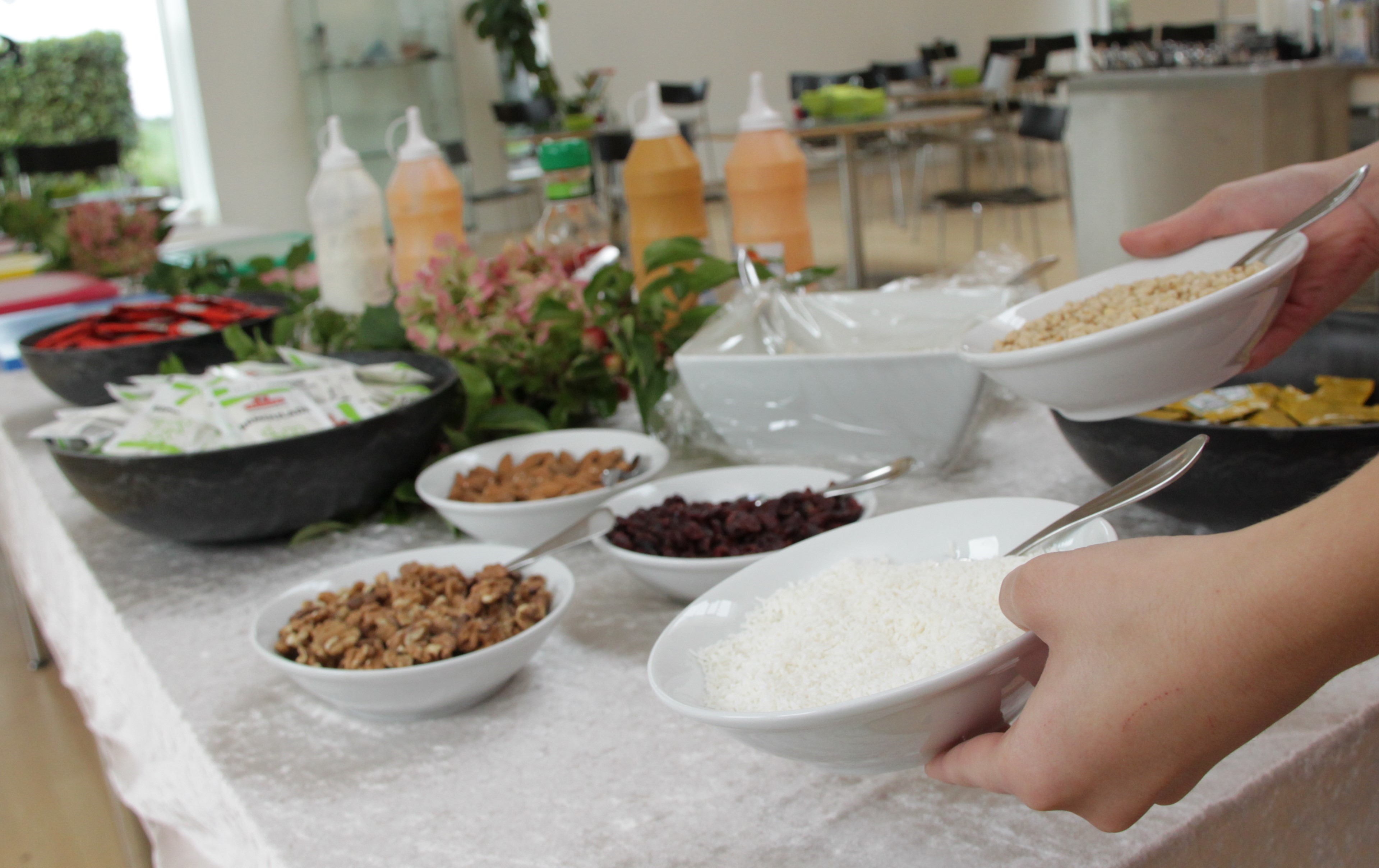 Buffet anrettes med lækre retter.